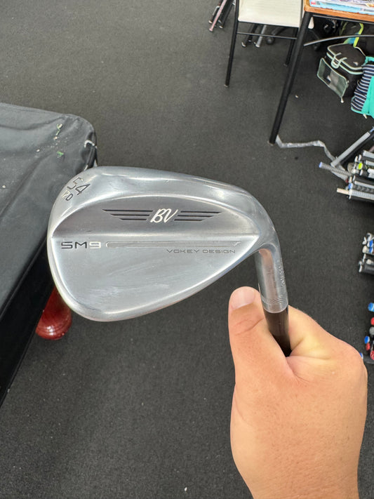 VOKEY SM9 54* 12D / AXIOM SHAFT RH